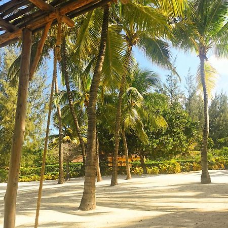 Zumzum Beach House Bed & Breakfast Kinondo Exterior foto